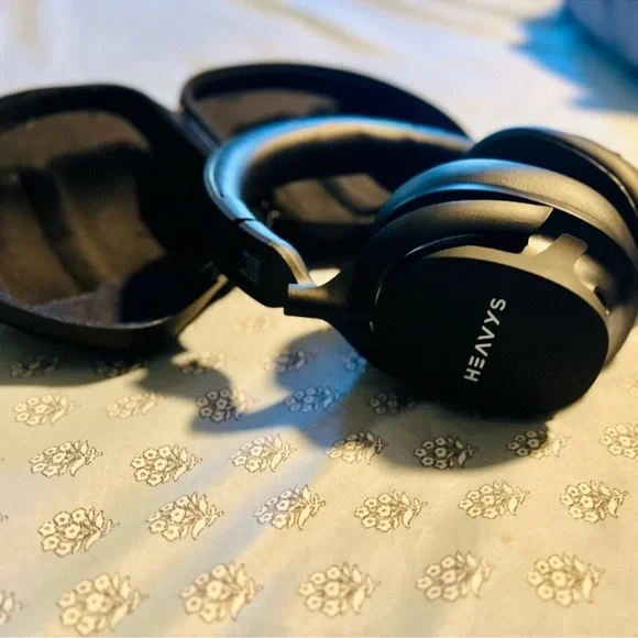 Heavys Black Over-Ear Headphones - Picture 7 of 9